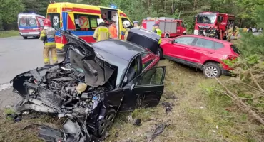 STĄPORKÓW. Zderzenie samochodów na skrzyżowaniu. Dwie osoby trafiły do szpitala