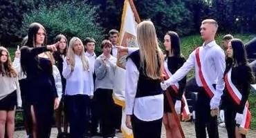 STĄPORKÓW. Pierwszoklasiści składali przyrzeczenie. Znaleźli się w szeregach licealistów [ZDJĘCIA]