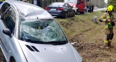 Wypadek! Osobowy peugeot wpadł na pobocze i dachował! Trzy jednostki straży pożarnej w akcji