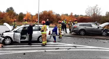 KOŃSKIE. Zderzyły się dwa samochody osobowe. Nastolatka zabrana do szpitala [ZDJĘCIA]