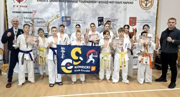 Konecki Klub Karate Kyokushin z kolejnymi trofeami! Podopieczni Mateusza Grabacza przywieźli ze Skarżyska 11 medali! [ZDJĘCIA]