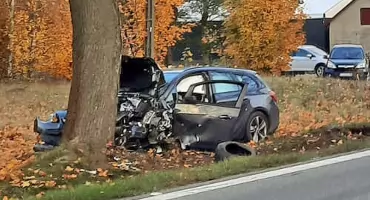 ROZGÓŁ. Wypadek na drodze krajowej DK74 - opel zderzył się ze skodą. Trzy osoby trafiły do szpitala