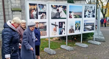 KOŃSKIE. Święty Jan Paweł II obok kolegiaty Świętego Mikołaja. Papież Polak na fotografiach [ZDJĘCIA]