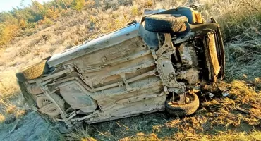 Wypadek niedaleko Wiosny. Zderzenie i dachowanie. Pasażer odwieziony na Szpitalny Oddział Ratunkowy
