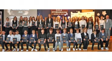 Stypendia burmistrza dla najzdolniejszych uczniów koneckich szkół wręczone [ZDJĘCIA]