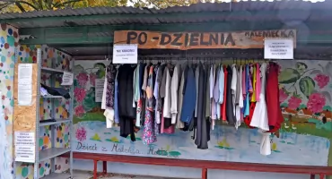 MALENIEC. Po-dzielnia Maleniecka. Dawny przystanek autobusowy zmienił swoje przeznaczenie