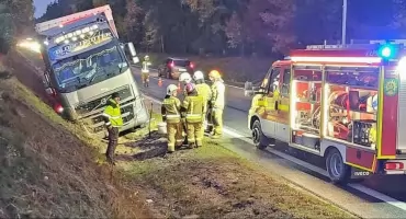 GMINA RUDA MALENIECKA. Volvo w rowie. Pękła opona prawego koła i ciężarówka wypadła z jezdni