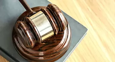 GMINA GOWARCZÓW. Podpalenia z 2023 roku: podejrzani o piromanię wciąż czekają na osądzenie