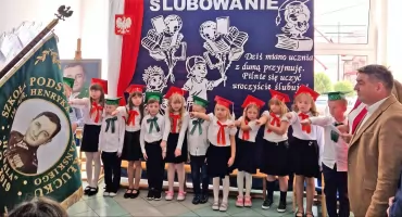 Dziś miano ucznia z dumą przyjmuję - ślubowanie klasy pierwszej w SP w Kłucku