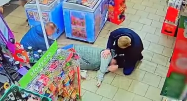 KOŃSKIE. Policjant pomagał chorej podczas ataku drgawek. Kobieta w porę otrzymała fachową pomoc