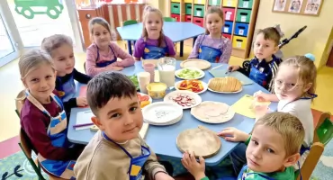 Uczyli się współpracy, samodzielności i szacunku do zdrowych produktów. Integracyjny Dzień Zdrowego Śniadania w królewieckiej szkole [ZDJĘCIA]