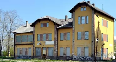 KOŃSKIE, STĄPORKÓW. Remontów kolejowych dworców nie będzie. Poczekamy, aż się rozsypią...