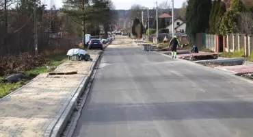 POWIAT KONECKI. Rozbudowa drogi powiatowej Smyków - Adamów jest na końcowym etapie