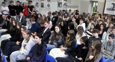 KOŃSKIE. Dzień Patrona II Liceum Ogólnokształcącego. Uczniowie świętowali na poważnie i na wesoło [ZDJĘCIA]