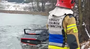 GMINA KOŃSKIE. Kierowca kia uniknął zderzenia ze zwierzęciem i wpadł do stawu w Szabelni