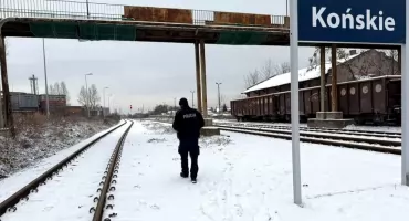 KOŃSKIE. Trzeci stopień alarmowy Charlie na koneckich torach kolejowych. Ochrona kluczowych odcinków