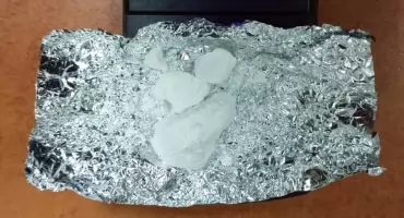 RADOSZYCE. Mężczyzna z narkotykami. Zaskoczyli i zatrzymali go policjanci