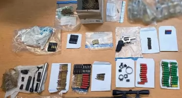 GMINA SMYKÓW. Policjanci mieli nosa. Znaleźli broń, amunicję i narkotyki. Zatrzymali dwóch mężczyzn