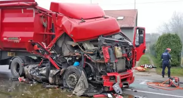 Wypadek w Końskich. Ciągnik siodłowy renault najechał na śmieciarkę. Z jego kabiny zostały strzępy