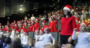 KOŃSKIE. Święty Mikołaj rozdawał prezenty. Rozświetlono choinki. Idą Święta Bożego Narodzenia! [ZDJĘCIA]