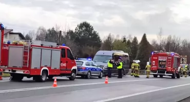 Wypadek w Rozgóle. Citroen najechał na busa. Busem podróżowała dziewczęca drużyna halowej piłki nożnej