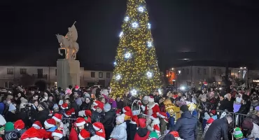 KOŃSKIE. Spotkanie z Mikołajem przy rozświetlonej choince w centrum miasta