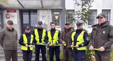 KOŃSKIE. Choinka przed budynkiem policji w odblaski ubrana. Kto tego dokonał?