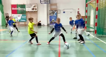 II Turniej Mikołajkowy w Futsalu w Stąporkowie. Młodzi adepci futbolu w akcji! [ZDJĘCIA]