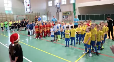 II Turniej Mikołajkowy w Futsalu w Stąporkowie. Młodzi adepci futbolu w akcji! [ZDJĘCIA]