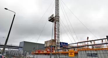 Odwiert geotermalny w Końskich. Wieża nad placem węglowym drąży otwór głęboko, głębiej