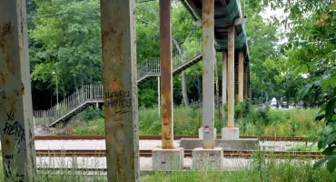 Koniec skrótu nad torami w Końskich. Znika wiadukt, zostają wspomnienia