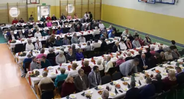 GMINA SMYKÓW. XIX Wieczór Wigilijny dla osób starszych i samotnych. Do wigilijnego stołu zasiadło blisko 180 gości! [ZDJĘCIA]