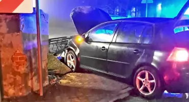 RUDA MALENIECKA. Volkswagenem grzmotnął w murowane ogrodzenie. Kierowca miał dużo szczęścia...
