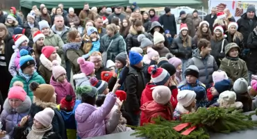 Kiermasz Bożonarodzeniowy w Słupi Koneckiej. Barwne stoiska, pyszne potrawy, rękodzieło oraz wspólne kolędowanie [GALERIA ZDJĘĆ]