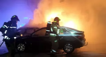 KOŃSKIE. Spaliły się trzy samochody osobowe. Prawdopodobnie od zwarcia w instalacji elektrycznej [ZDJĘCIA]