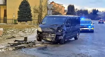 POWIAT KONECKI. Sylwestrowy poranek na drogach. Zderzenie i dachowanie aut