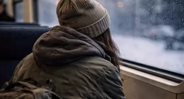 Bezdomna kobieta uciekała pociągiem przed... mrozem. Dzięki czujności służb trafiła do schroniska