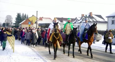GOWARCZÓW. Orszak Trzech Króli wypełnił miasto radością, śpiewem kolęd i barwami [ZDJĘCIA]
