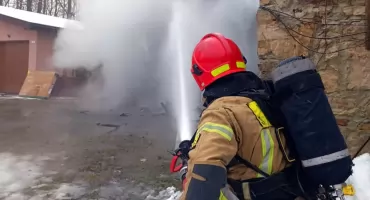 GMINA STĄPORKÓW. Pożar garażu z butlami wypełnionymi acetylenem, wysokowybuchowym gazem!