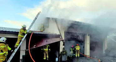 GMINA RUDA MALENIECKA. Pożar w garażu w Wyszynie Fałkowskiej. Z ogniem walczyło niemal 30 strażaków