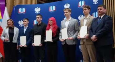 Duma powiatu koneckiego. Najlepsi uczniowie odebrali stypendia Premiera