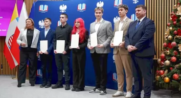 Duma powiatu koneckiego. Najlepsi uczniowie odebrali stypendia Premiera