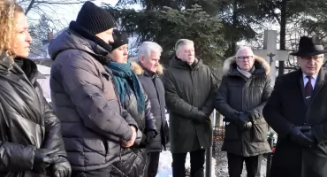 KOŃSKIE. Środkiem kościoła szedł staruszek, oficer powstania styczniowego. Wierni rozstępowali się, tworzyli szpaler