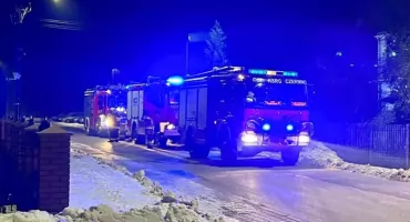 GMINA FAŁKÓW. Pożar sadzy w przewodzie kominowym w Skórnicach. Strażacy przypominają o konieczności regularnych przeglądów przewodów kominowych!