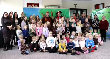 Ferie w bibliotece w Smykowie. Pierwszy dzień pełen teatralnych przeżyć. Dzieci zachwycone!