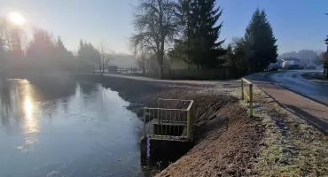 W Stąporkowie przeprowadzono prace pielęgnacyjne i konserwatorskie przy zbiorniku. Będzie miło na Miłej