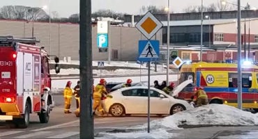 KOŃSKIE. Po dłuższej przerwie na okrągłym skrzyżowaniu ulic Lipowej, Armii Krajowej, Mostowej i Wojska Polskiego znów dochodzi do kolizji samochodów