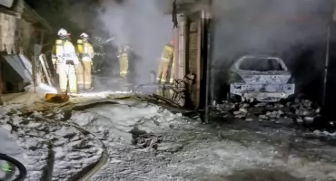 STĄPORKÓW. Pożar w garażu strawił samochód i narzędzia. Ogień gasiło pięć straży pożarnych