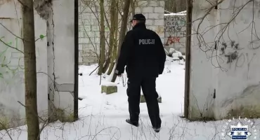 KOŃSKIE, STĄPORKÓW. Policjanci zaopiekowali się mężczyzną w kryzysie bezdomności