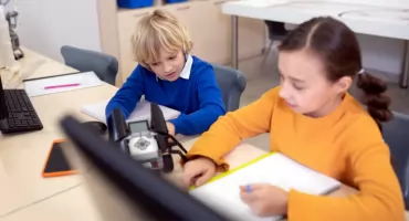 GMINA RADOSZYCE. Laboratoria sztucznej inteligencji AI pozyskane dla szkół gminnych